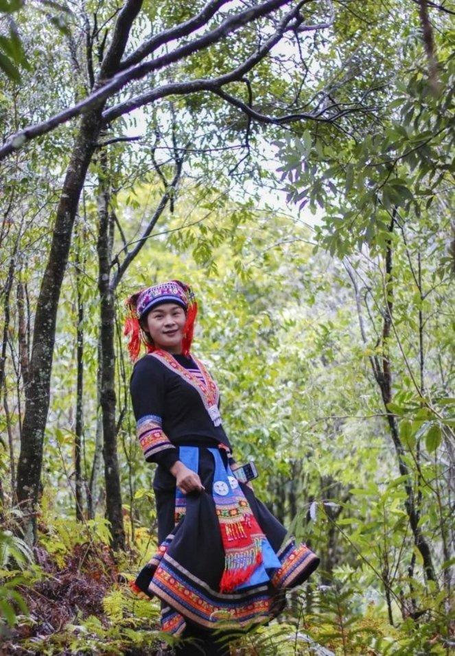 逃离海滩的女孩